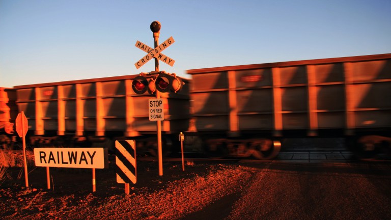 AUSTRALIE Railway crossing Pilbara iron train WA 2009