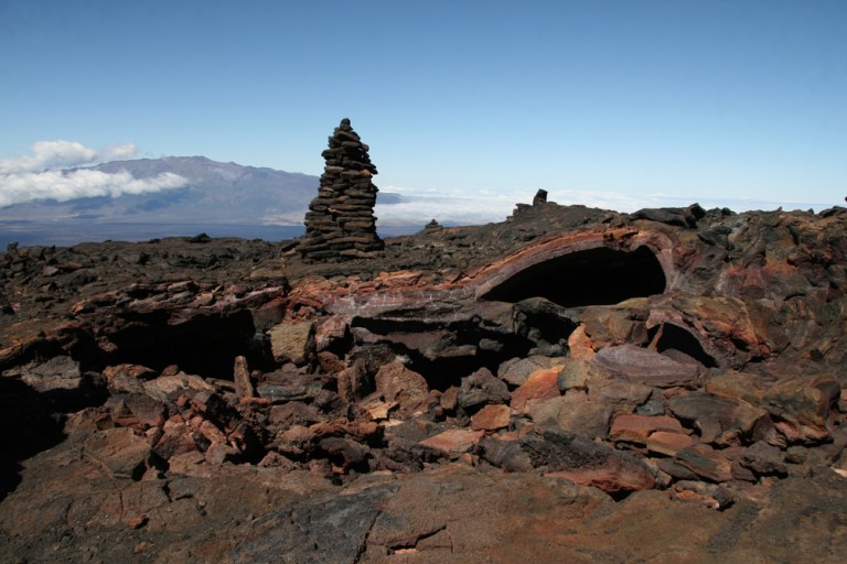 HAWAII Ancien tube de lave (droite) cairns et Mauna Kea (arriere)