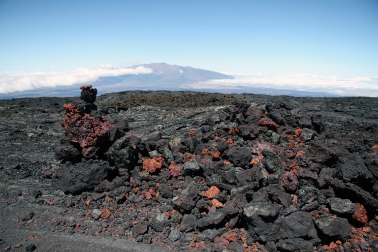 HAWAII Lave sur le volcan Mauna Loa et volcan Mauna Kea (arriere)