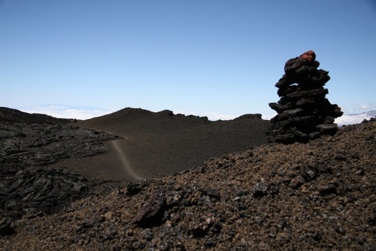 HAWAII sentier et cairns Mauna Loa