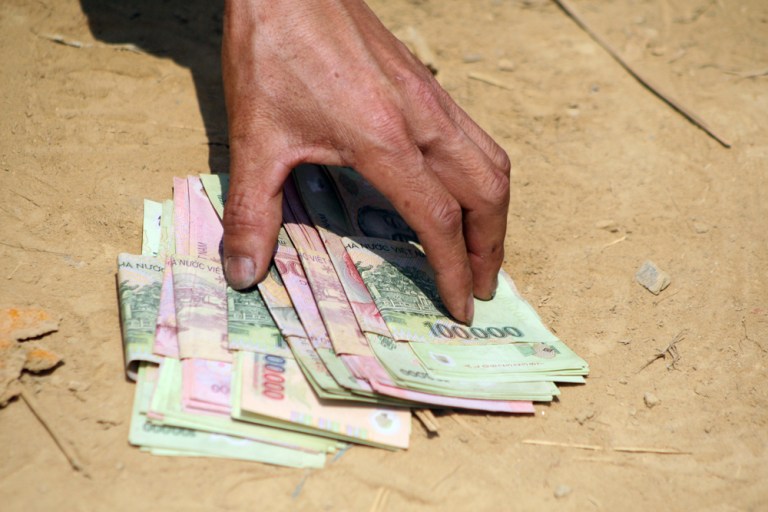 VIETNAM Argent marche de Bac Ha