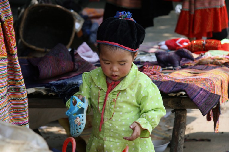VIETNAM Enfant marche de Bac Ha