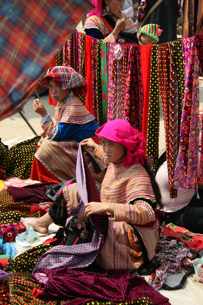 VIETNAM Etoffes marche de Bac Ha